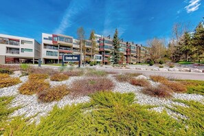 A multi-story hotel with a sign reading 'Simbia Run.' - Rustic condo with resort amenities, sweeping views, and wood-burning fireplace (Vail)