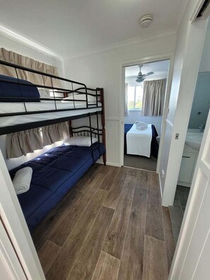 2 bedrooms, free WiFi - Morton A - Cabin with Views and Deck (Mollymook)