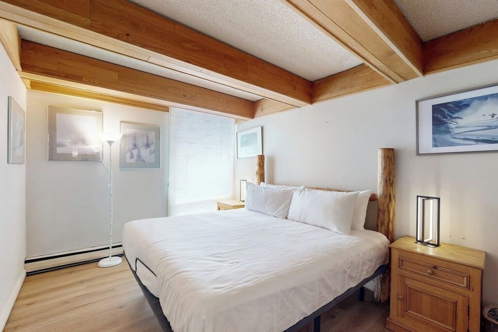 Spacious Condo W/ Fast Wifi, Shared Pool & Hot Tub - Convenient Location - Vail, CO