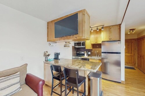 Lovely third-floor studio with ski & mountain views plus washer/dryer