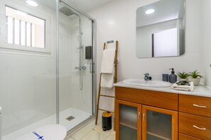 Een douche, een haardroger, handdoeken, zeep