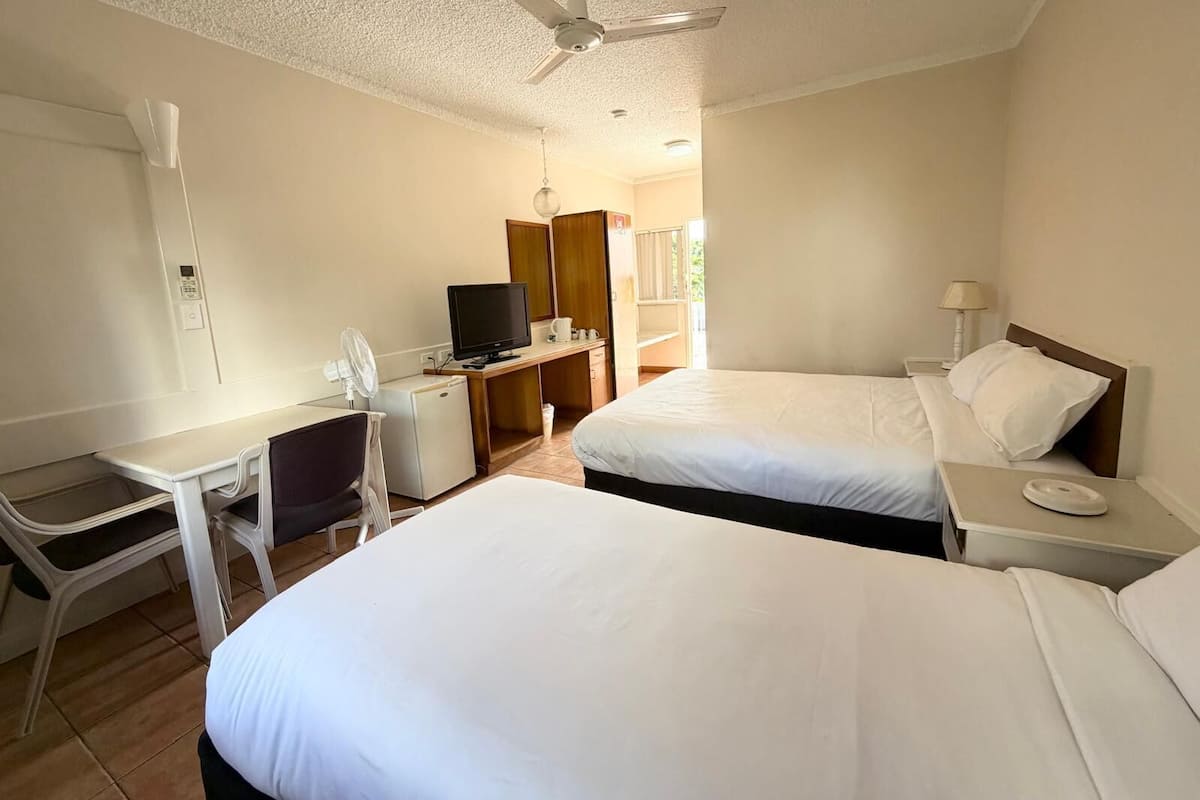 Family Room | Iron/ironing board, free WiFi