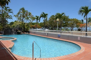 Una piscina al aire libre