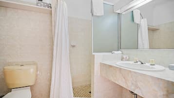 Queen Room | Bathroom