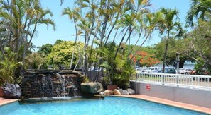 Outdoor pool - The Reef Motel (Cairns)