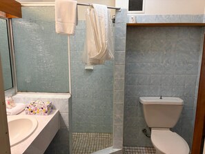 Shower, hair dryer, towels, soap - The Reef Motel (Cairns)