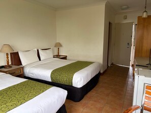 Iron/ironing board, free WiFi - The Reef Motel (Cairns)
