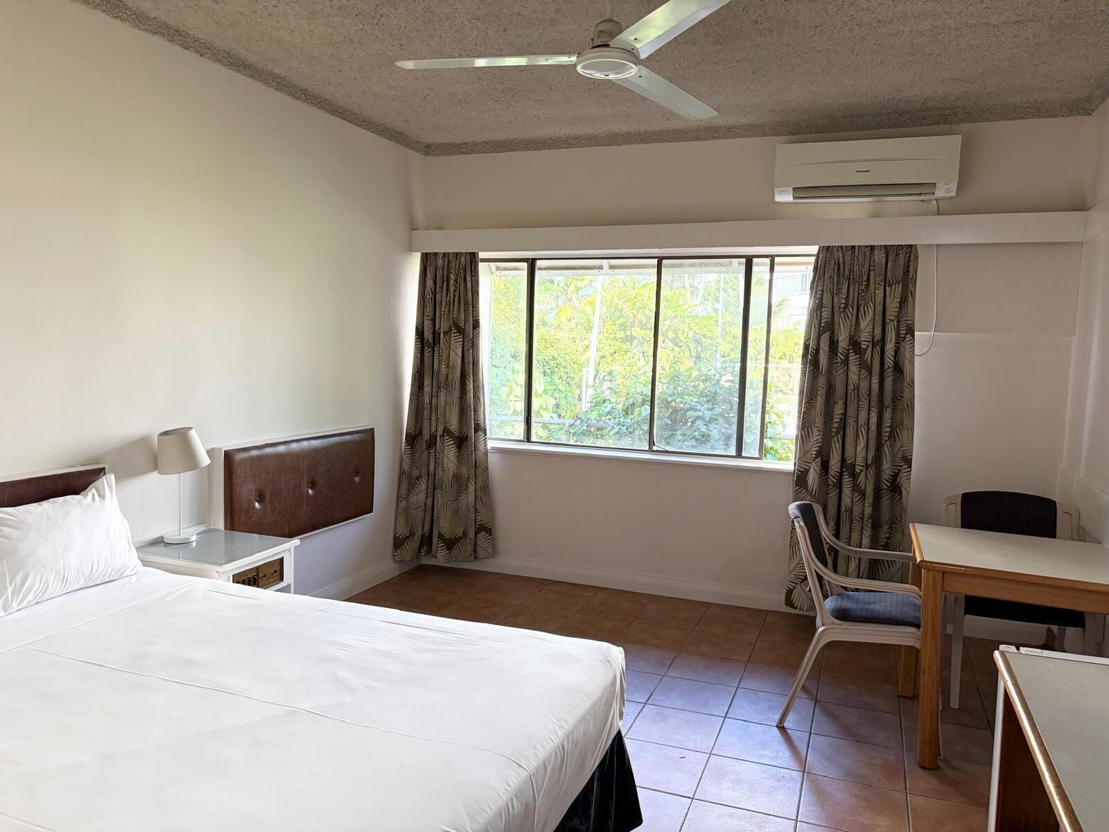 Quarto casal standard | Ferros/tábuas de passar roupa, Wi-Fi de cortesia