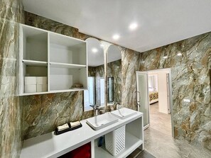 Bathroom - 4-bedroom barn perfect living area .1 km.walk to naihan beach (Rawai)