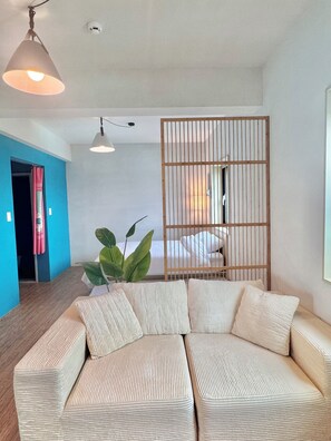 Habitación familiar doble, balcón, vistas parciales al mar | Interior