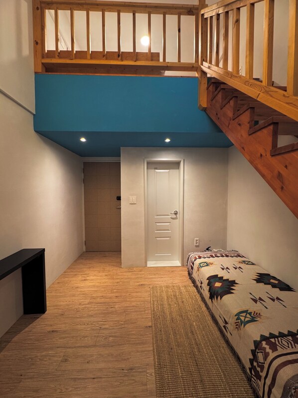 Dúplex, varias camas, baño privado | Interior