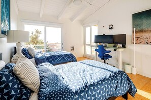 Iron/ironing board, WiFi - Beachfront Solana Escape: Pool, Tennis, 2B2B, OCEAN View, 2-Minute Beach Access (Solana Beach)