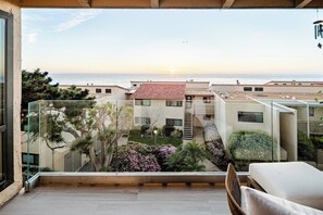 Property grounds - Beachfront Solana Escape: Pool, Tennis, 2B2B, OCEAN View, 2-Minute Beach Access (Solana Beach)