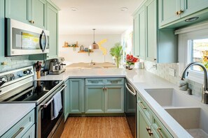 Private kitchen - Beachfront Solana Escape: Pool, Tennis, 2B2B, OCEAN View, 2-Minute Beach Access (Solana Beach)