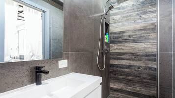 Studio | Bathroom