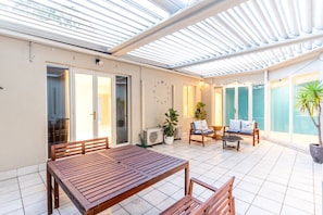 Outdoor dining - Luxury Penthouse with Natural Light (Glebe)