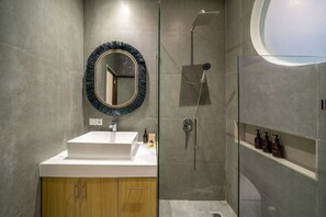 Vila design, 2 quartos, piscina particular | Banheiro | Roupões de banho, chinelos, bidê 