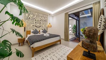 Ropa de cama de alta calidad y caja de seguridad en la habitación