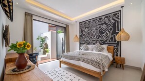 Un dormitorio moderno con una cama grande, un muro decorativo y vistas a través de una puerta corredera.