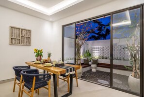 Vila design, 2 quartos, piscina particular | Opções para refeição ao ar livre