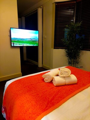 Desk, iron/ironing board, WiFi, bed sheets - Cityside Comfort LOFT- Chippendale (Chippendale)