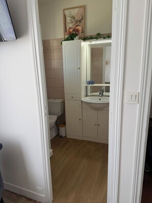 Doccia, asciugacapelli, asciugamani, sapone