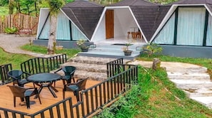 Outdoor dining - Grace Hill Villa (Sumatera Barat)