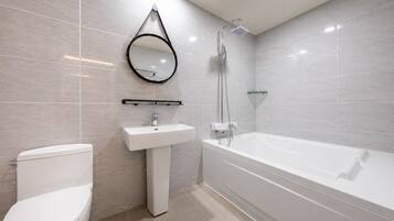 Premier Twin Room | Bathroom