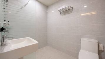 Standard Double Room, Non Smoking | Bathroom