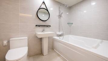Kamar Double Premier, pemandangan taman | Kamar mandi