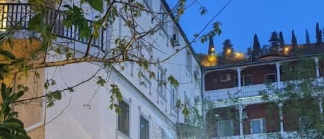 A hotel with a sign reading 'HOTEL RALANGA,' a brick facade, and a balcony with railings.