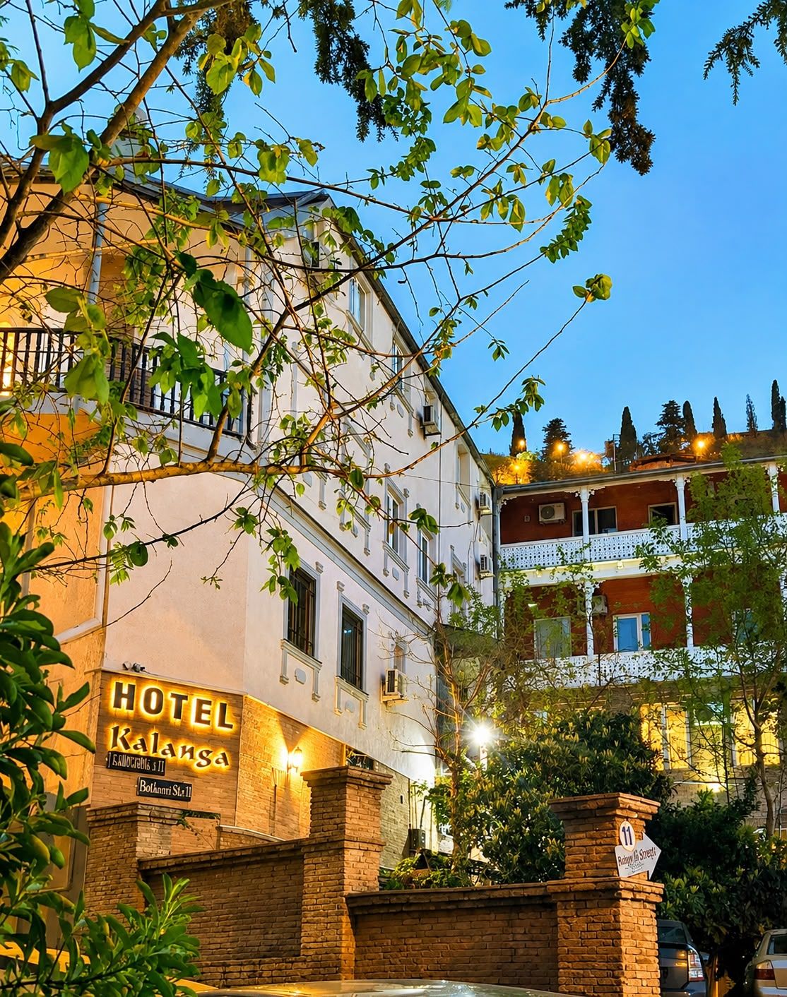 A hotel with a sign indicating its name and location.