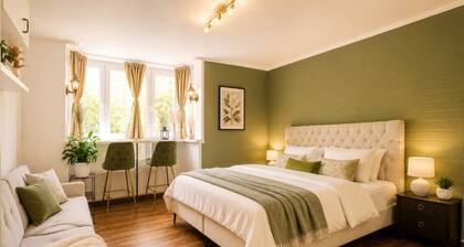 NUJU Rentals| Modern Studio|Parking lot | Close to the city center