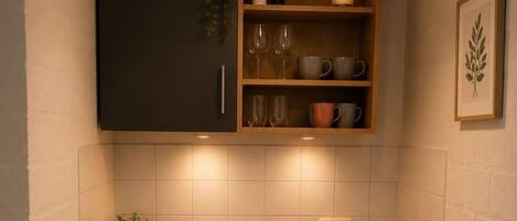 Coffee/tea maker, fridge, microwave, oven