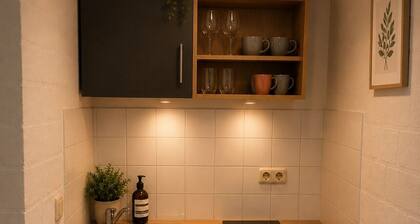 NUJU Rentals| Modern Studio|Parking lot | Close to the city center