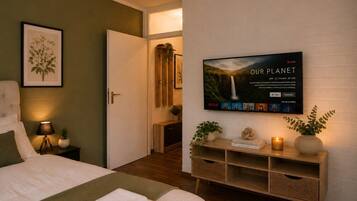 Schreibtisch, Bügeleisen/Bügelbrett, Reisekinderbett, WLAN