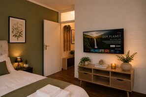 Desk, iron/ironing board, travel crib, WiFi - NUJU Rentals| Modern Studio|Parking lot | Close to the city center (Bielefeld)
