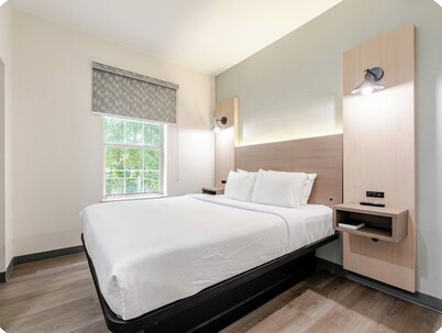 Newly Renovated Hotel - 2 Bedroom Suites with Kitchen in beautiful Columbia