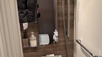 Superior Quadruple Room, City View | Bathroom