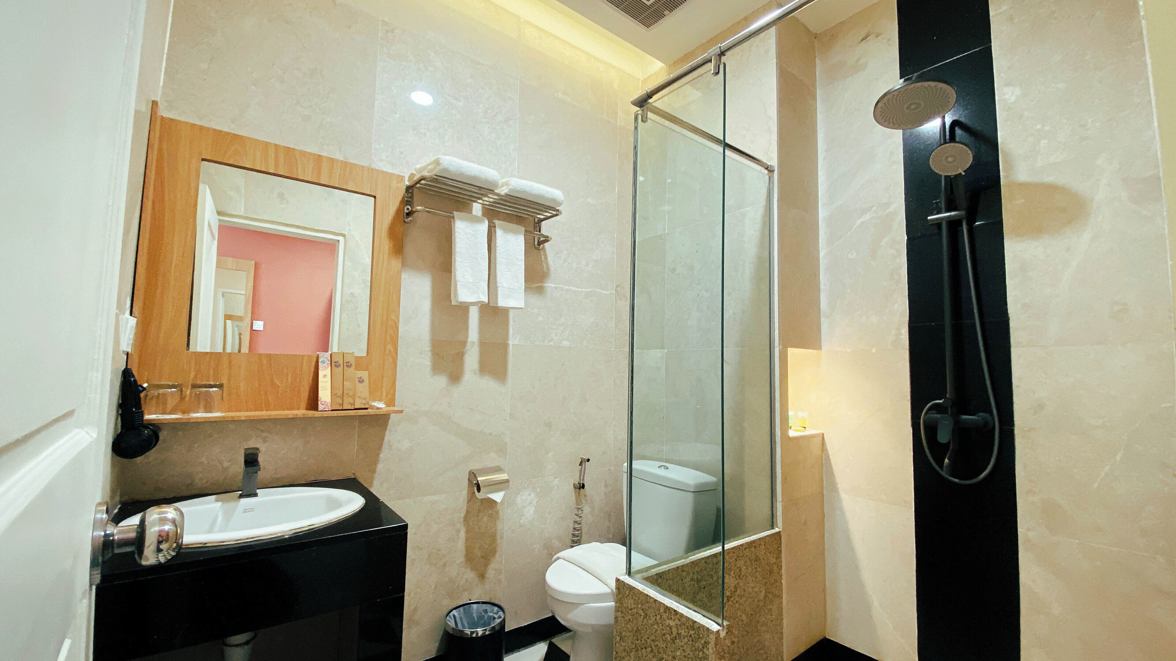 Camera Superior con letto matrimoniale o 2 letti singoli, balcone, vista mare | Bagno | Set di cortesia gratuito, pantofole, sapone, shampoo