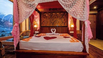 Honeymoon Room, Balcony, Mountain View | Free WiFi, bed sheets