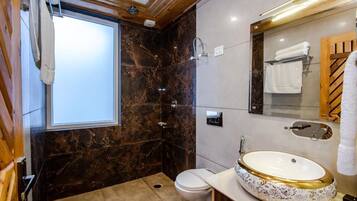 Chambre Lune de Miel, balcon, vue montagne | Salle de bain | Douche, serviettes fournies, savon, shampoing