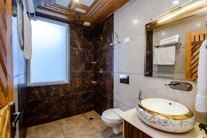 Honeymoon-Zimmer, Balkon, Bergblick | Badezimmer | Dusche, Handtücher, Seife, Shampoo