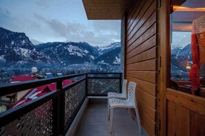 Property grounds - Snow Creek By JNS Hotels CentrallyHeated (Manali)