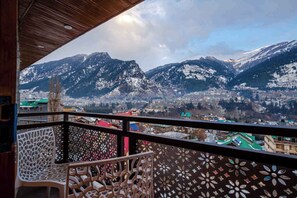 Property grounds - Snow Creek By JNS Hotels CentrallyHeated (Manali)