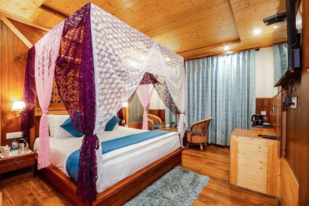 Honeymoon Room, Balcony, Mountain View | Free WiFi, bed sheets