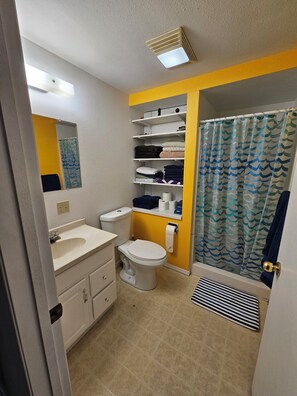 Shower, hair dryer, towels, soap - Quiet Lakefront Home with Private Beach & Stunning Views - Great for Families (Oroville)