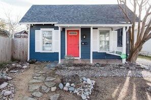 Exterior - Trendy, Charming 2-bedroom bungalow in Dallas (Dallas)