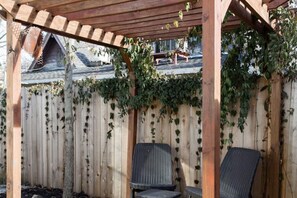 Property grounds - Trendy, Charming 2-bedroom bungalow in Dallas (Dallas)