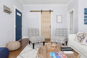 Smart TV - Trendy, Charming 2-bedroom bungalow in Dallas (Dallas)